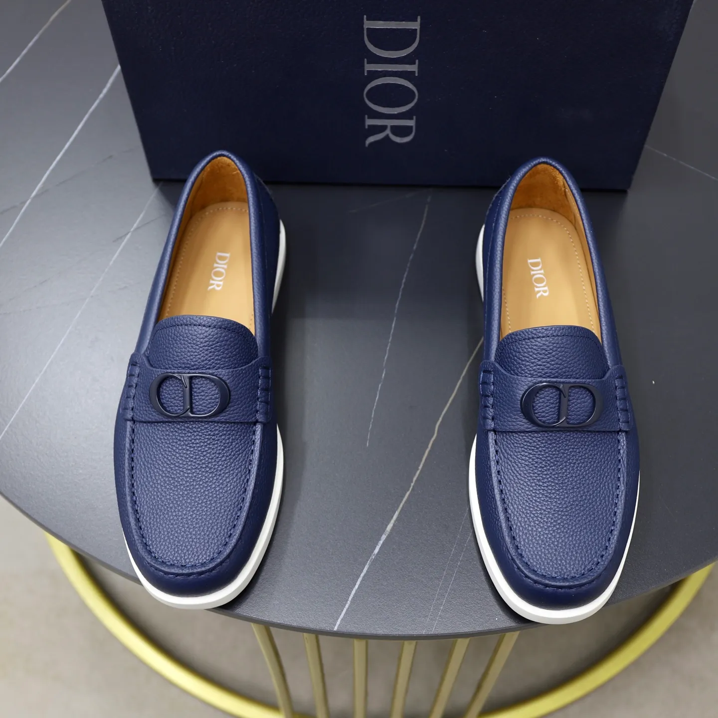 Ex-factory price: 540🙅‍♂️🙅‍♂️🙅‍♂️ Brand: Dior DIOR Standard code: Men's code 38/44 (45 can be customized) Grade: Same as the official website Material: Original cowhide stitching, cowhide lining, original TPU wear-resistant soft outsole Style categories: Leisure and sports version, footwear for driving, young fashion, European and American trends, British style Color: actual picture color